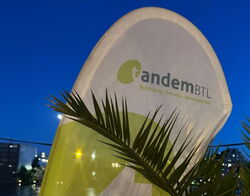 Beachflagge mit dem Logo von tandem BTL