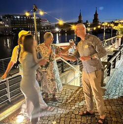 Kolleg: innen tanzen zusammen am Abend an der Spree