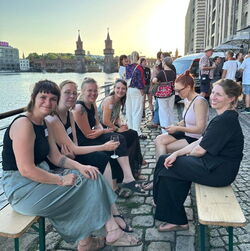 Gruppenfoto von Kolleginnen an der Spree