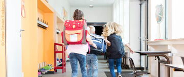 Schüler laufen durch den Flur der Schule: Schulsozialarbeit der tandem BTL Schüler laufen durch den Flur der Schule
