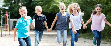 Tobende Kinder auf dem Schulhof - Schulsozialarbeit der tandem BTL Tobende Kinder auf dem Schulhof - Schulsozialarbeit der tandem BTL