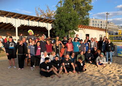 Beach-Volleyballturnier der tandem BTL, Impressionen vom Firmenevent, Gruppenbild alle Teams