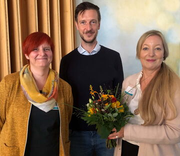 Jubiläumsfeier schulersetzende Projekte: Gruppenbild mit Bezirksstadtrat Lemm, Claudia spieckermann und Ria Schneider, Geschäftsführerin tandem BTL