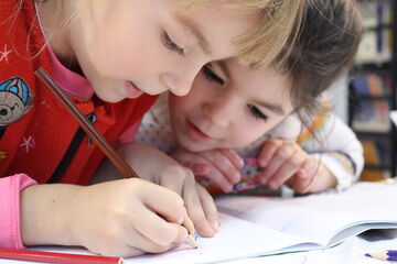 Zwei lernende Kinder Zwei lernende Kinder