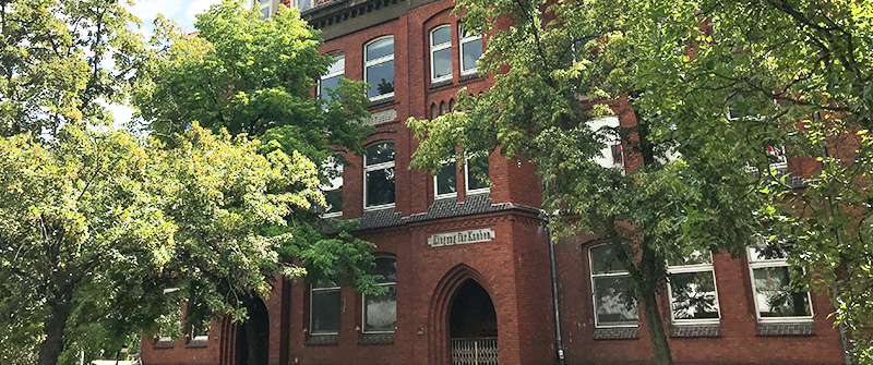 Schulsozialarbeit an der Zuckmayer-Schule, Berlin Neukölln, Integrierte Sekundarschule, Schulgebäude