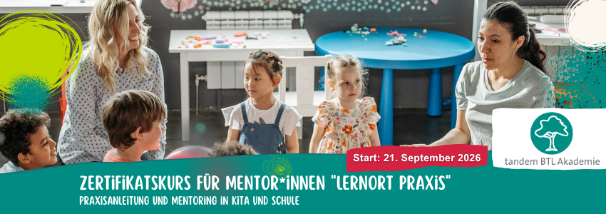 Praxisanleitung und Mentoring in der Kita/Schule: Zwei Erzieherinnen im Gespräch in einer Berliner Kita-Spielsituation. 